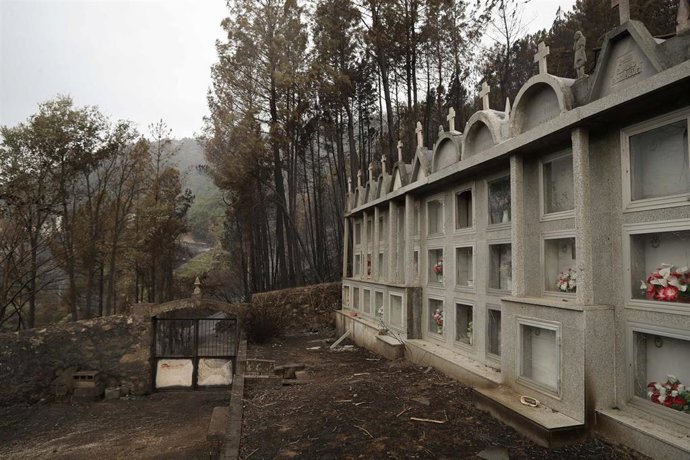 Zonas calcinadas por el incendio de Pontón durante la realización de labores de extinción del incendio de Pantón, a 22 de septiembre de 2025, en Pantón, Lugo (España). El incendio declarado el pasado jueves en el municipio lucense de Pantón sigue activo, 