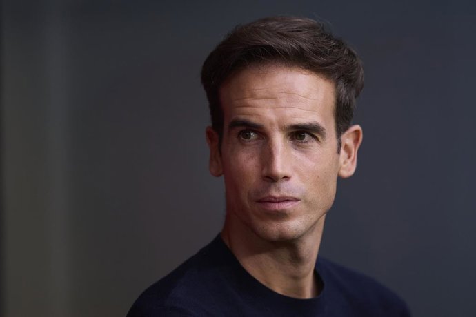 Inigo Perez, head coach of Rayo Vallecano, looks on prior to the LaLiga EA Sports match between Athletic Club and Rayo Vallecano at San Mames on August 25, 2025, in Bilbao, Spain.