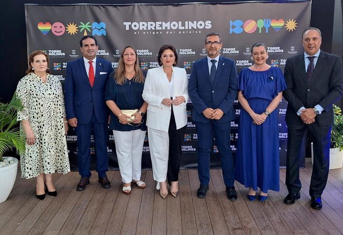 El Ayuntamiento de Torremolinos ha distinguido este martes al hotel La Barracuda como Turista de Honor 2025, un establecimiento que ha cumplido 50 años de actividad desde su apertura en 1975 en el barrio costero de La Carihuela