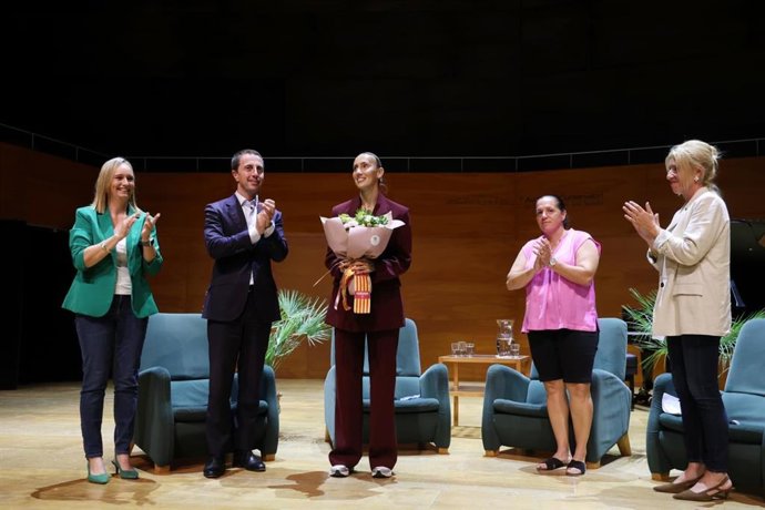 Virginia Torrecilla abre el ciclo 'Endinsa’t en les teves emocions' con un emotivo relato de superación personal