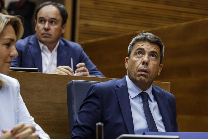 El 'president' Carlos Mazón junto a la vicepresidenta Susana Camarero (izquierda) y el síndic del PP, Juanfran Pérez Llorca (arriba) en el Debate de Política General en Les Corts