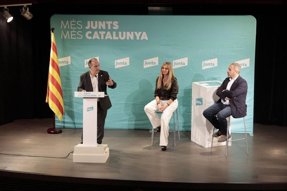 El secretario general de Junts, Jordi Turull, el portavoz de Junts en Manresa, Ramon Bacardit y la presidenta comarcal, Eullia Sard
