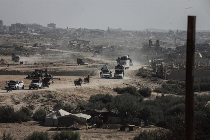 18 de setembro de 2025, Nusairat, Faixa de Gaza, Território Palestino: Palestinos deslocados, fugindo do norte de Gaza devido a uma operação militar israelense, movem-se para o sul depois que as forças israelenses ordenaram que os residentes da Cidade de 