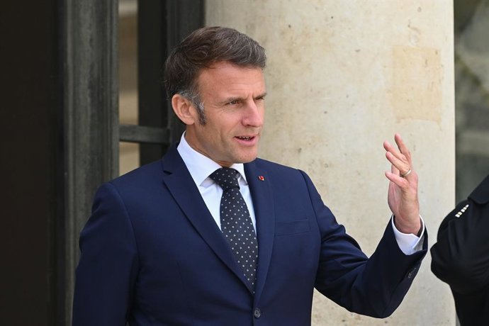 Archivo - Arquivo - 14 de abril de 2025, França, Paris: O presidente francês Emmanuel Macron espera para receber o presidente da região do Curdistão, Nechirvan, antes de sua reunião no Palácio do Eliseu. Foto: Julien Mattia/Le Pictorium via ZUMA Press/dpa