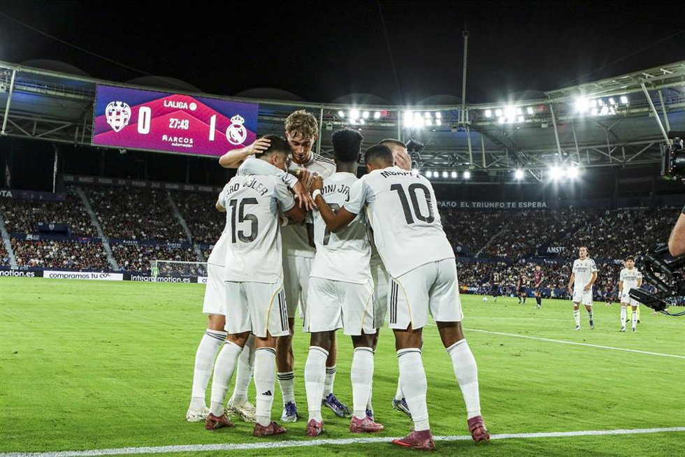 Los jugadores del Real Madrid celebran un gol de Vinícius Júnior ante el Levante UD. 