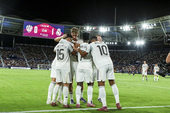 Vinicius Junior do Real Madrid CF comemora um gol com seus companheiros de equipe durante a partida de futebol da Liga Espanhola, LaLiga EA Sports, disputada entre Levante UD e Real Madrid no estádio Ciudad de Valencia em 23 de setembro de 2025, em Valenc