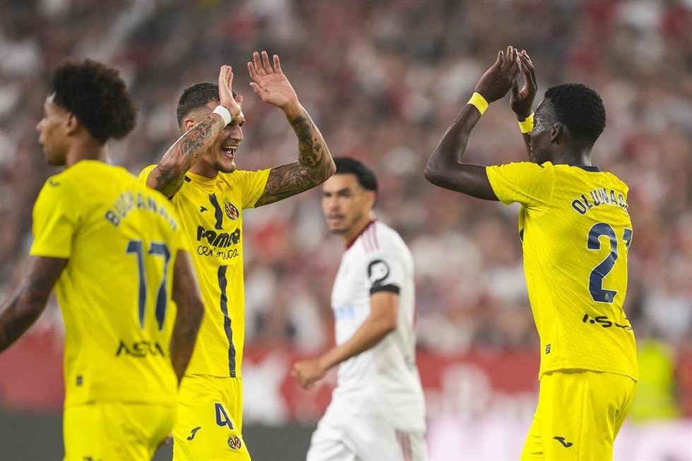 Tani Oluwaseyi celebra con Rafa Marín el 0-1 en el Sevilla-Villarrreal de LaLiga EA Sports 25-26