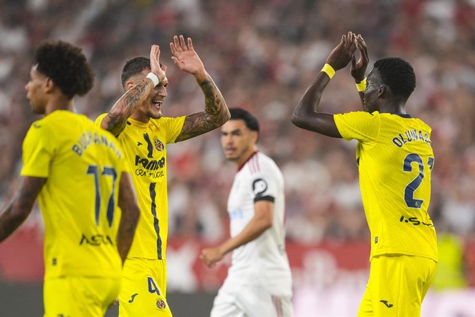 Tani Oluwaseyi, do Villarreal CF, comemora um gol durante a partida de futebol do campeonato espanhol, LaLiga EA Sports, disputada entre Sevilla FC e Villarreal CF no estádio Ramon Sanchez-Pizjuan em 23 de setembro de 2025, em Sevilla, Espanha.