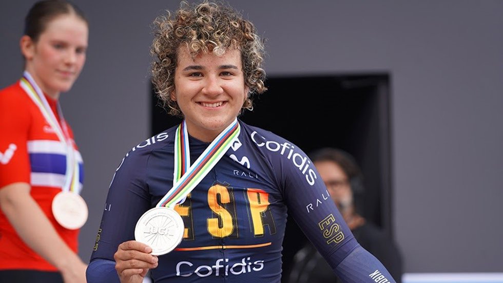 Paula Ostiz posa con su medalla de plata en la contrarreloj júnior del Mundial de Ciclismo en Ruta 2025