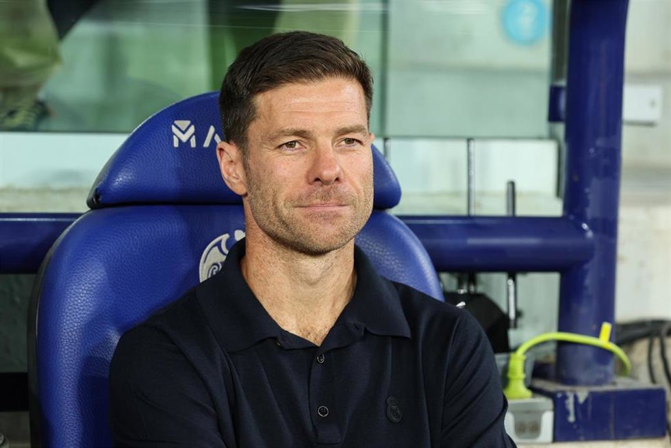 Xabi Alonso, entrenador del Real Madrid, sentado en el banquillo del Ciutat de Valncia