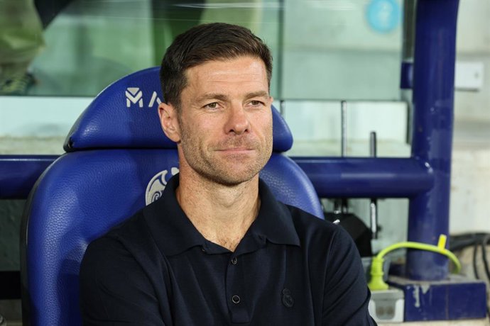 Xabi Alonso, técnico do Real Madrid CF, observa durante a partida de futebol da Liga Espanhola, LaLiga EA Sports, disputada entre Levante UD e Real Madrid no estádio Ciudad de Valencia em 23 de setembro de 2025, em Valencia, Espanha.