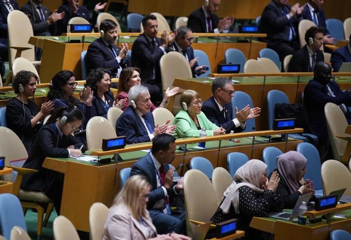 En el centro, la expresidenta chilena Michele Bachelet
