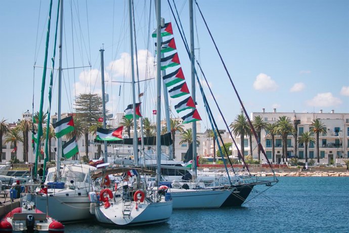 12 de setembro de 2025, Bizerte, Bizerte, Tunísia: A Flotilha Global Sumud atraca no porto de Bizerte, no norte da Tunísia, em 12 de setembro de 2025. A flotilha, que tem como objetivo romper o bloqueio de Israel a Gaza, adiou sua partida para sábado devi