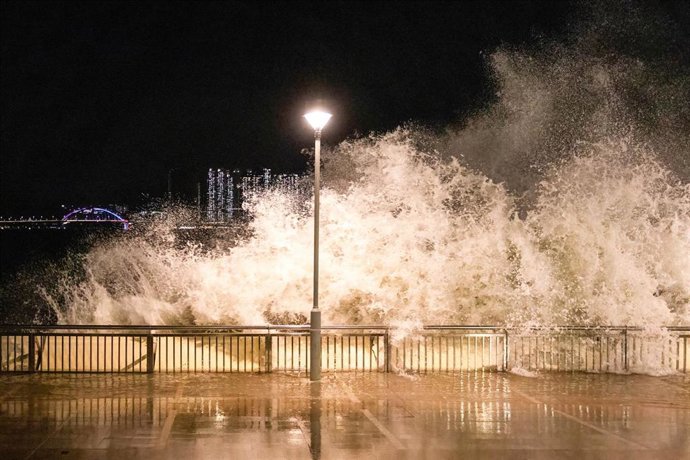 Grandes olas causadas por el supertifón 'Ragasa' en Heng Fa Chuen, Hong Kong, China