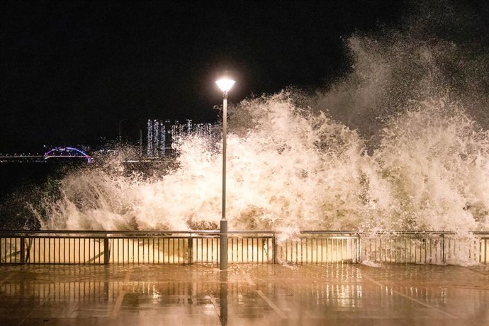 23 de setembro de 2025, Ilha de Hong Kong, Hong Kong, China: Ondas enormes causadas pelo super tufão Ragasa em Heng Fa Chuen, Hong Kong. O super tufão Ragasa, o ciclone tropical mais poderoso de 2025, atingiu o norte das Filipinas na segunda-feira com a v