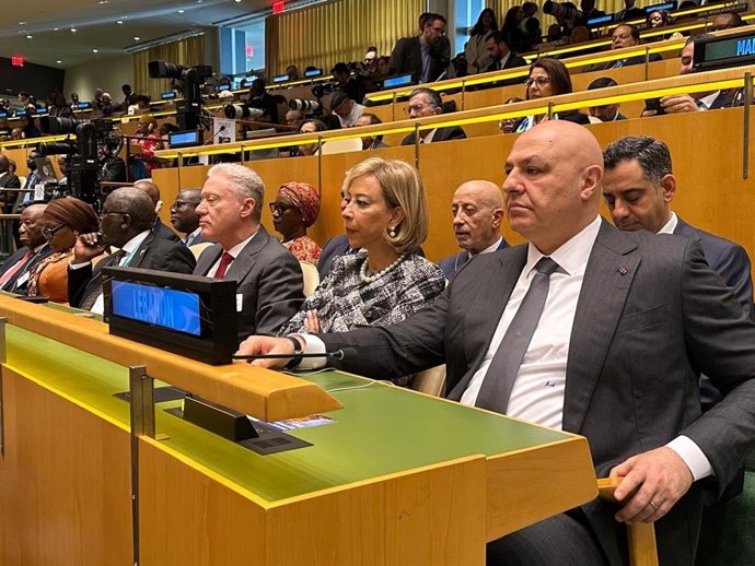 En primer plano, el presidente de Líbano, Joseph Aoun