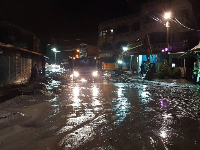 Um caminhão tenta abrir caminho pelas ruas de Guangfu enquanto trabalhadores trabalham com maquinário pesado para remover a lama e os detritos deixados pela inundação do Lago de Barreira do Córrego Matai'an no Condado de Hualien, Taiwan.