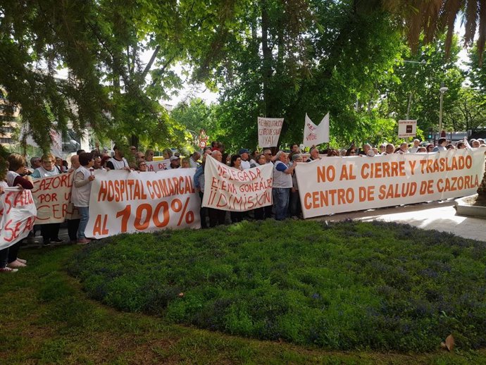 Archivo - Imagen de archivo de una concentración para exigir el regreso de la Atención Primaria al centro urbano de Cazorla.