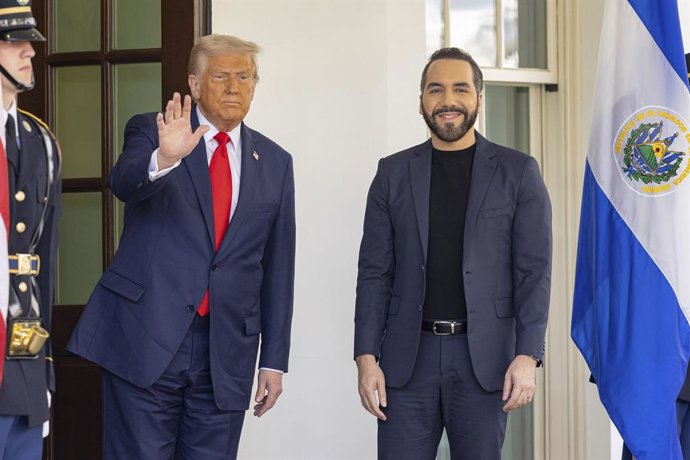 Archivo - 14 de abril de 2025, Washington, Dc, Estados Unidos: O presidente dos EUA, Donald Trump, à esquerda, acena para a mídia enquanto recebe o presidente salvadorenho Nayib Bukele, à direita, na entrada do lobby da Ala Oeste antes de uma reunião bila