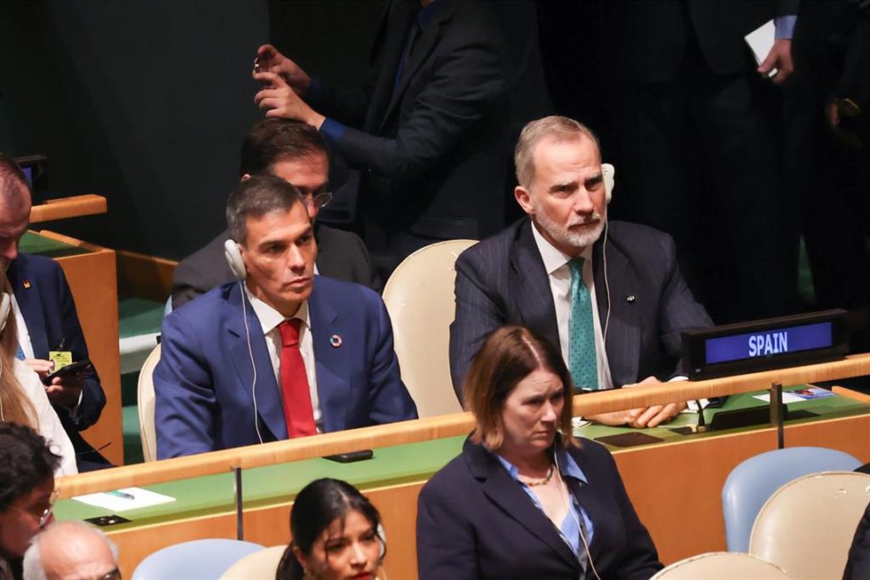 El presidente del Gobierno, Pedro Sánchez (i) y el Rey Felipe VI (d) asisten a la sesión de apertura del Debate General del 80 período de sesiones de la Asamblea General de Naciones Unidas, a 23 de septiembre de 2025, en Nueva York (Estados Unidos).