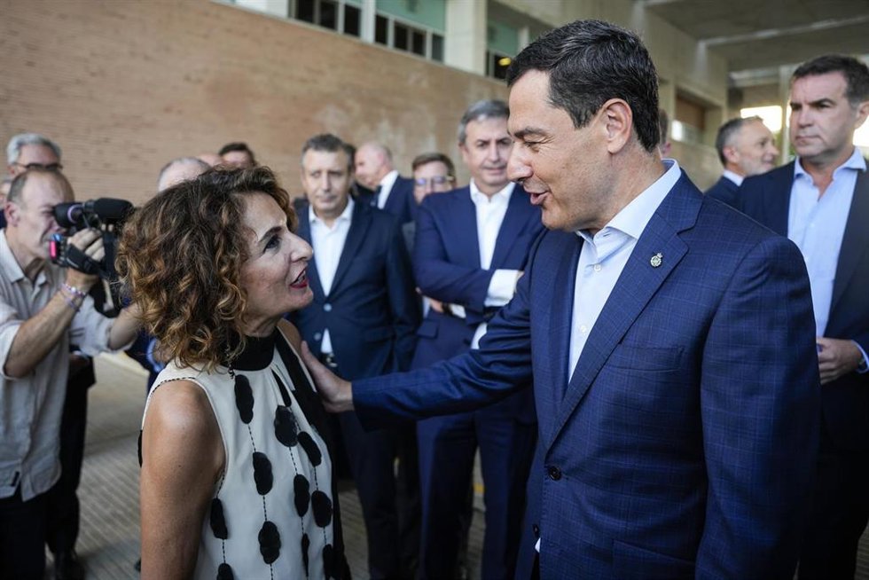 La vicepresidenta primera del Gobierno de España y ministra de Hacienda, María Jesús Montero, (i) junto al presidente de la Junta de Andalucía, Juanma Moreno, (d) durante la gala del centenario de Radio Sevilla el pasado 16 de septiembre