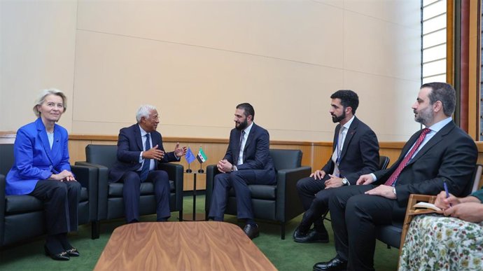 La presidenta de la Comisión Europea, Ursula von der Leyen; el presidente del Consejo Europeo, António Costa; y el presidente de transición de Siria, Ahmed al Shara, en una reunión en el margen de la 80ª Asamblea General de Naciones Unidas en Nueva York