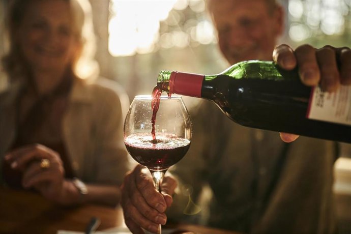Archivo - Pareja bebiendo una copa de vino.
