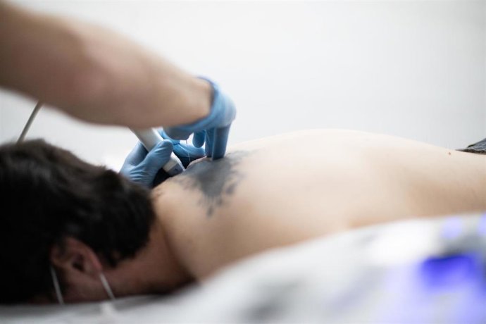 Archivo - Un fisioterapeuta atiende a un cliente en su clínica.