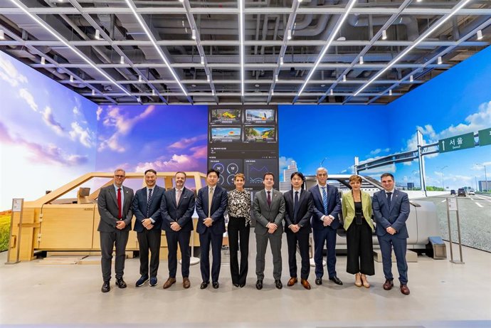 La presidenta Chivite junto al consejero Irujo e integrantes de la delegación navarra en la República de Corea en su visita a la sede central de Hyundai.