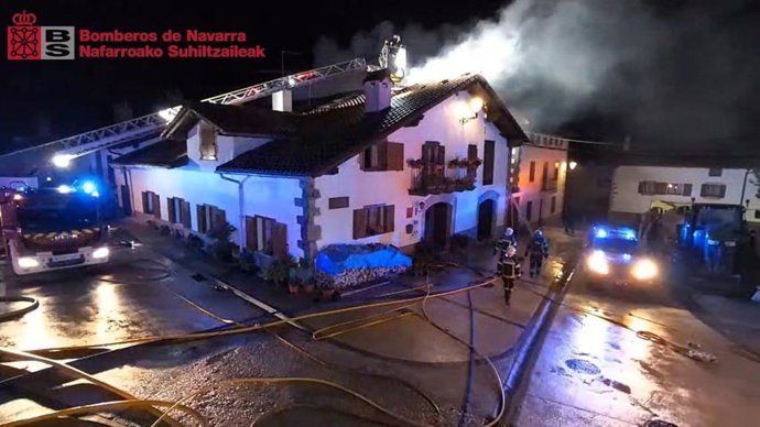 Imagen del incendio en la cubierta de un edificio en Erro