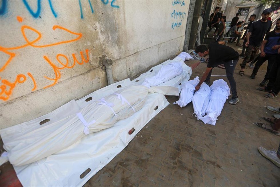 Palestinos en el Hospital Al Shifa junto a varios muertos a causa de los bombardeos del Ejército de Israel contra la ciudad de Gaza, en el norte de la Franja de Gaza (archivo)