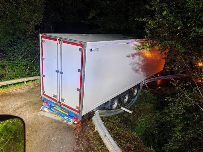 Salida de la vía de un camión.