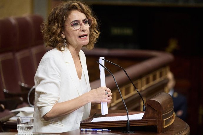 Archivo - Arquivo - A primeira vice-presidente e ministra da Fazenda, María Jesús Montero, durante uma sessão plenária no Congresso dos Deputados, em 25 de junho de 2025, em Madri (Espanha).  A sessão de controle foi marcada pela ofensiva do PP contra o g