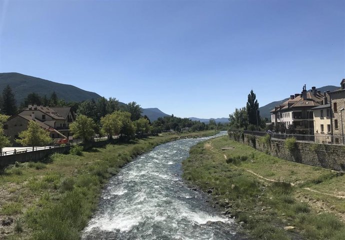 El río Gállego a su paso por Biescas (Huesca)