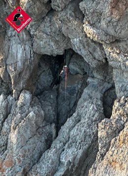 Rescatan a un hombre tras quedar suspendido sobre el mar mientras hacía escalada en Calp
