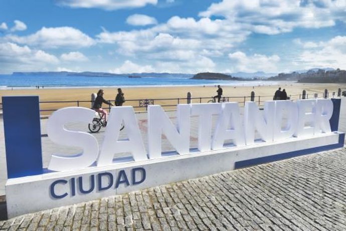 Letras 'Santander' en El Sardinero.