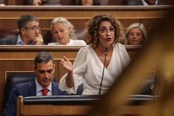 La vicepresidenta primera y ministra de Hacienda, María Jesús Montero, interviene durante una sesión de control al Gobierno en el Congreso de los Diputados, a 17 de septiembre de 2025, en Madrid (España). El presidente del Gobierno, Pedro Sánchez, respond