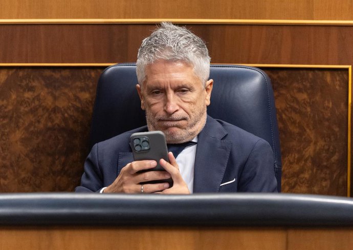 O Ministro do Interior, Fernando Grande-Marlaska, durante uma sessão plenária no Congresso dos Deputados, em 17 de setembro de 2025, em Madri (Espanha). O Presidente do Governo, Pedro Sánchez, responde hoje na sessão de controle do Congresso dos Deputados