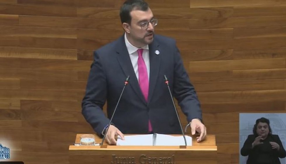 El presidente del Principado, Adrián Barbón, en la Junta General.