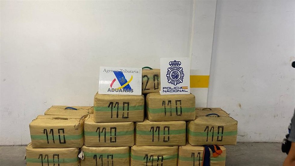 Droga intervenida en un alijo en la playa Cala Arena de Algeciras.