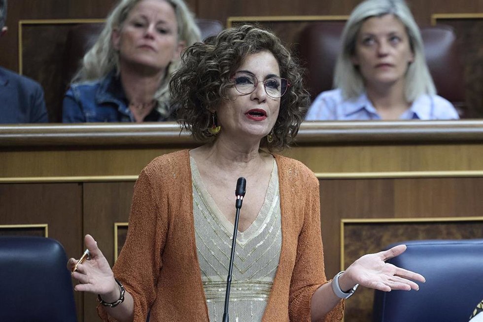 La vicepresidenta primera y ministra de Hacienda, María Jesús Montero, interviene durante una sesión de control en el Gobierno, en el Congreso de los Diputados, a 24 de septiembre de 2025, en Madrid (España). La ausencia del presidente del Gobierno, qui