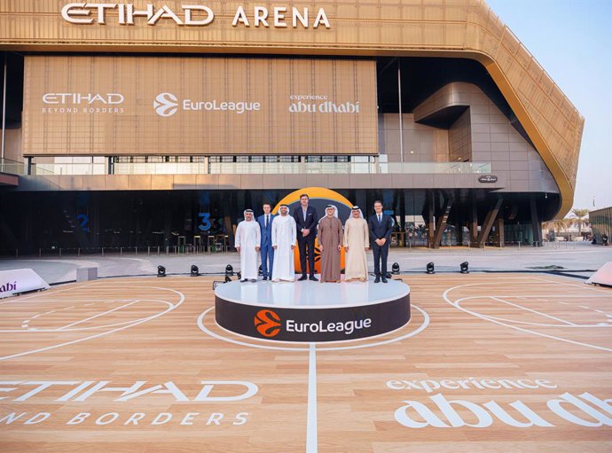 Foto de familia tras el acuerdo entre Euroleague Basketball y el Departamento de Cultura y Turismo de Abu Dabi y Etihad Aiways