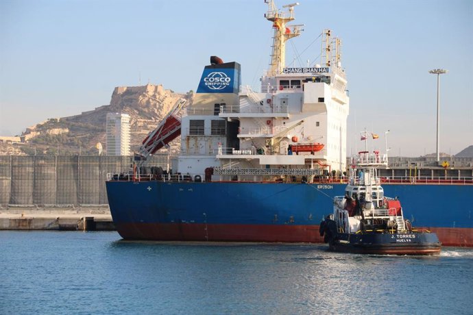 Imagen de archivo de un barco en el Puerto de Alicante