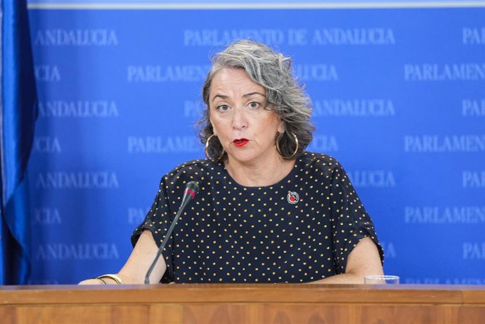 La portavoz adjunta del Grupo Mixto-AdelanteAndalucía, Begoña Iza, durante la ronda de ruedas de prensa de portavoces de los grupos parlamentarios en el Parlamento de Andalucía, a 24 de septiembre de 2025 en Sevilla (Andalucía, España). Los portavoces de 