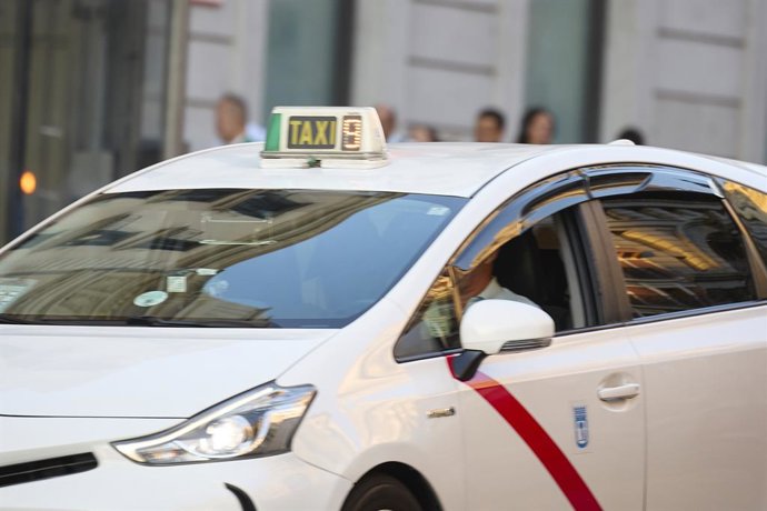 Um táxi circula por Madri, 16 de setembro de 2025, em Madri (Espanha). De 15 a 22 de setembro, o setor de táxis de Madri participará da semana da mobilidade oferecendo um desconto de 3 euros em seus serviços por meio do serviço 'Pid'.