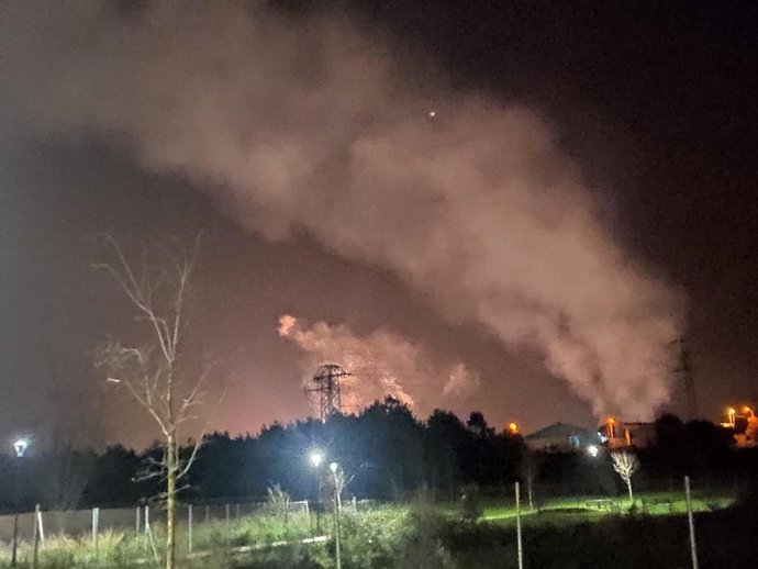 Al fondo, la planta gijonesa de ArcelorMittal.