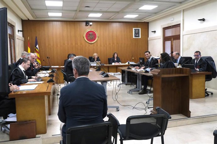 Los acusados por la estafa de Lujocasa, en la Audiencia Provincial.