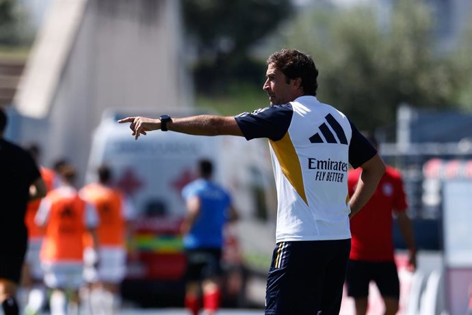 Archivo - Raul Gonzalez Blanco, head coach of RM Castilla, gestures during the friendly football match played between Real Madrid Castilla and CD Fuenlabrada at Alfredo Di Stefano stadium on August 12, 2023, in Valdebebas, Madrid, Spain.