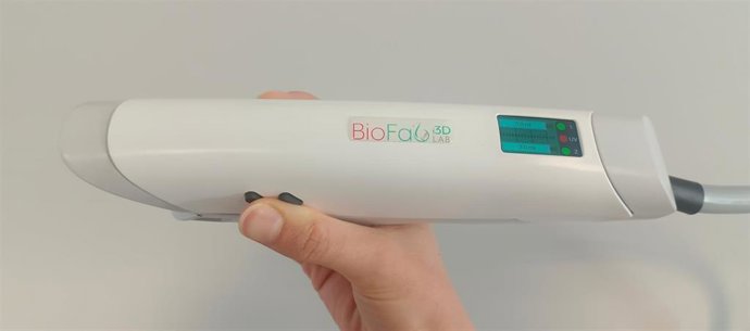 Dispositivo de bioimpresión manual para acelerar la regeneración de heridas cutáneas.