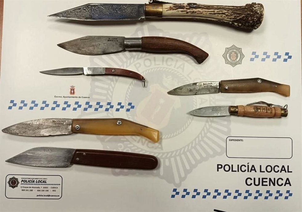La Policía Local de Cuenca incauta siete navajas a las personas que estaba sancionando en una infracción de tráfico.